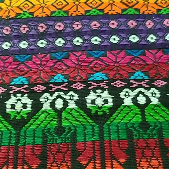 Beautiful table runner - Picture 3 of 3